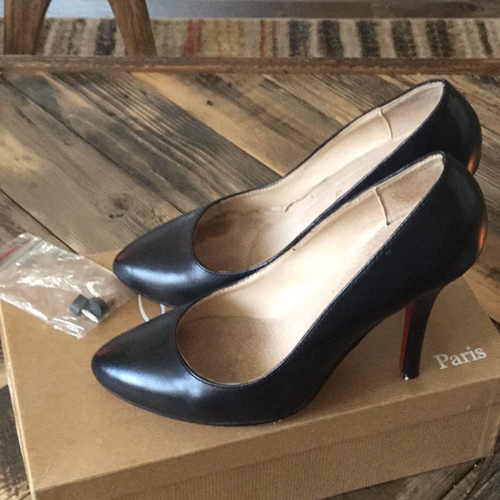 Black Red Sole Pumps